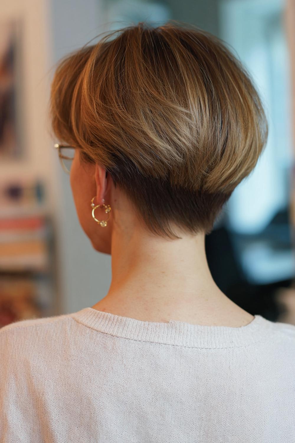 34. Federschnitt Frisur mit sanfter Rundung am Hinterkopf