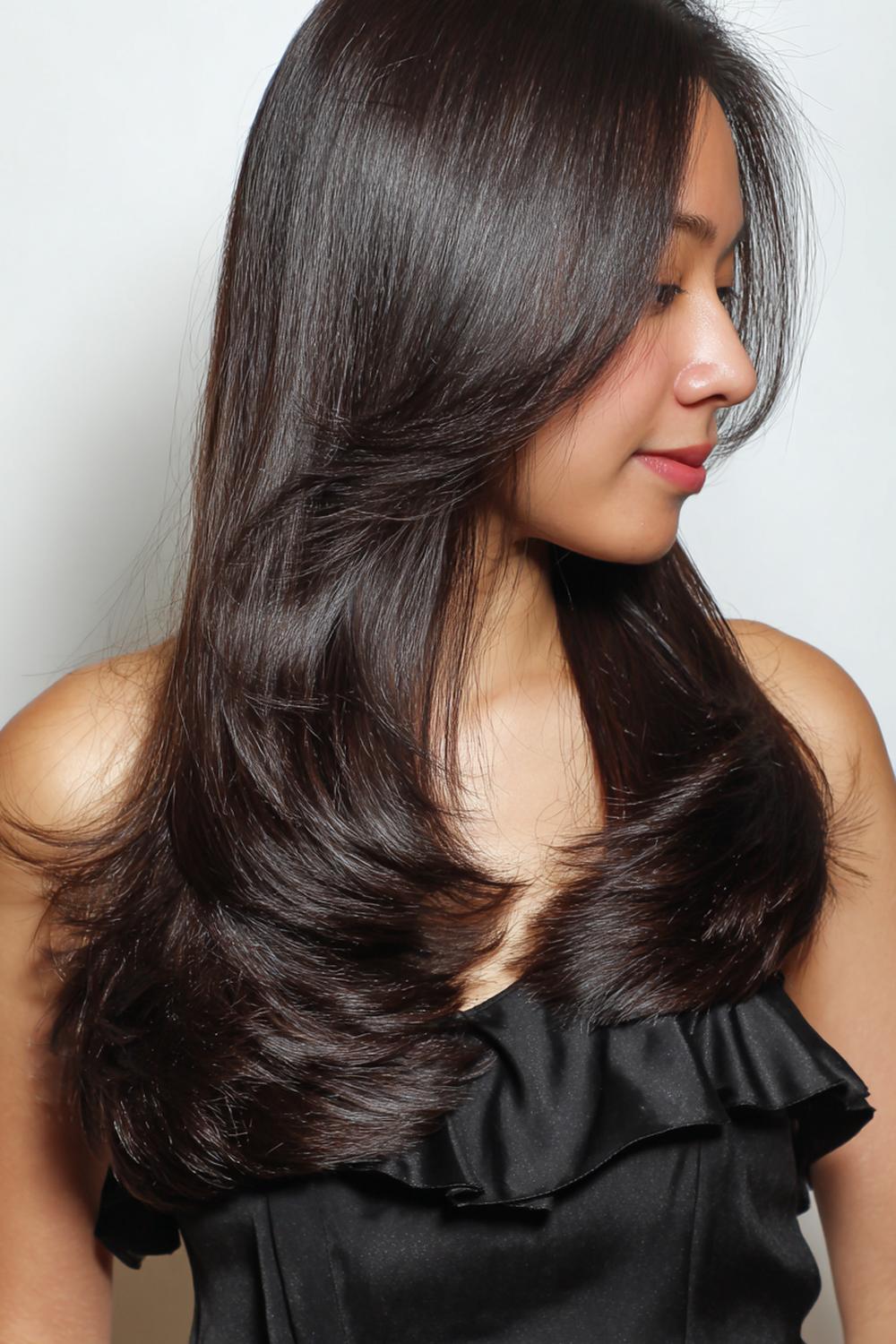 36. Federschnitt Frisur mit glänzendem Sleek-Look und federnden Enden