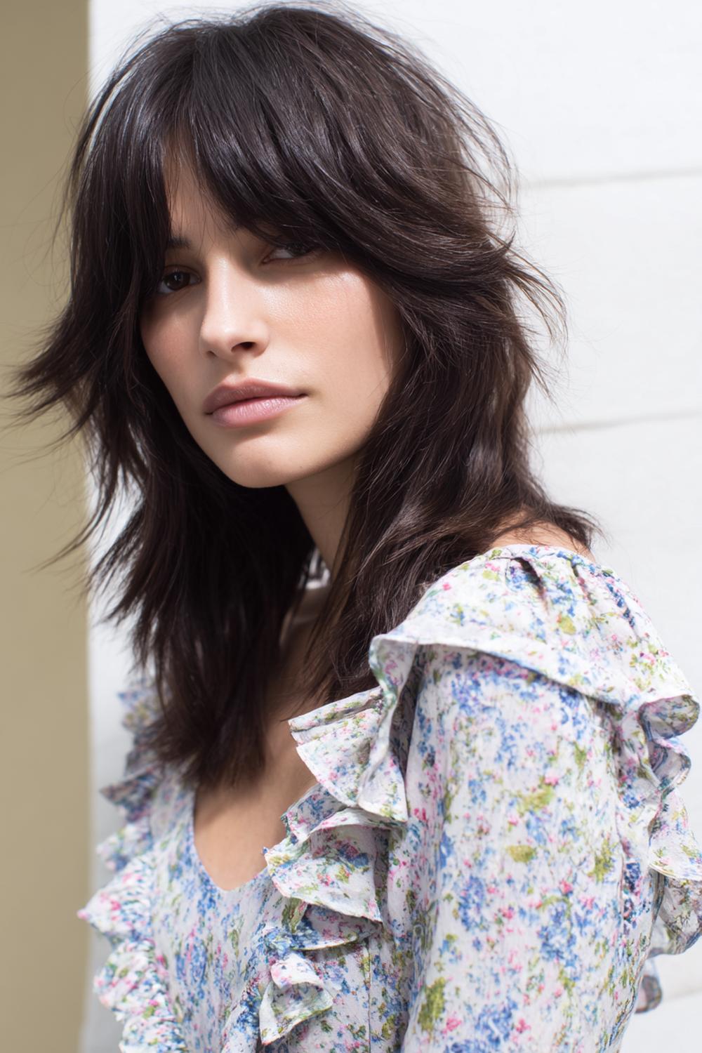 4. Federschnitt Frisur in Mid-Length mit luftigen Face-Framing-Stufen