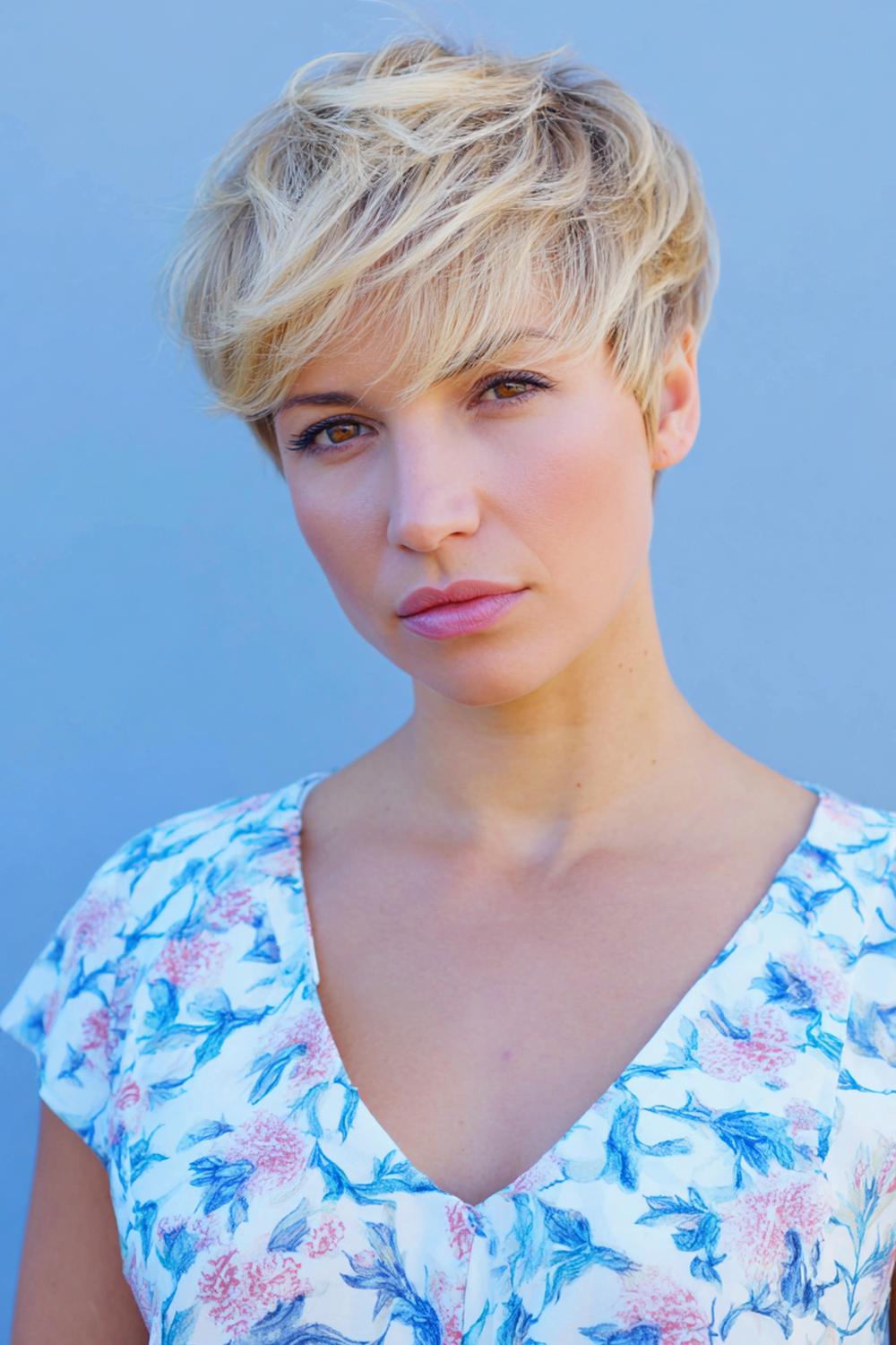 8. Federschnitt Frisur als Pixie mit federnden Deckhaarschichten