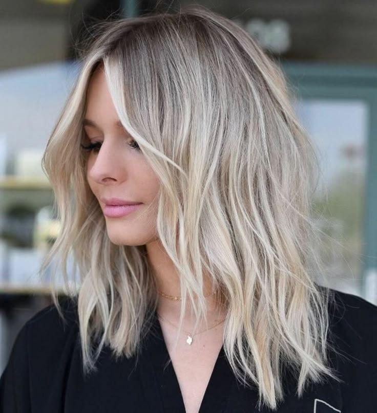 Feine blonde Strähnen Stufenschnitt