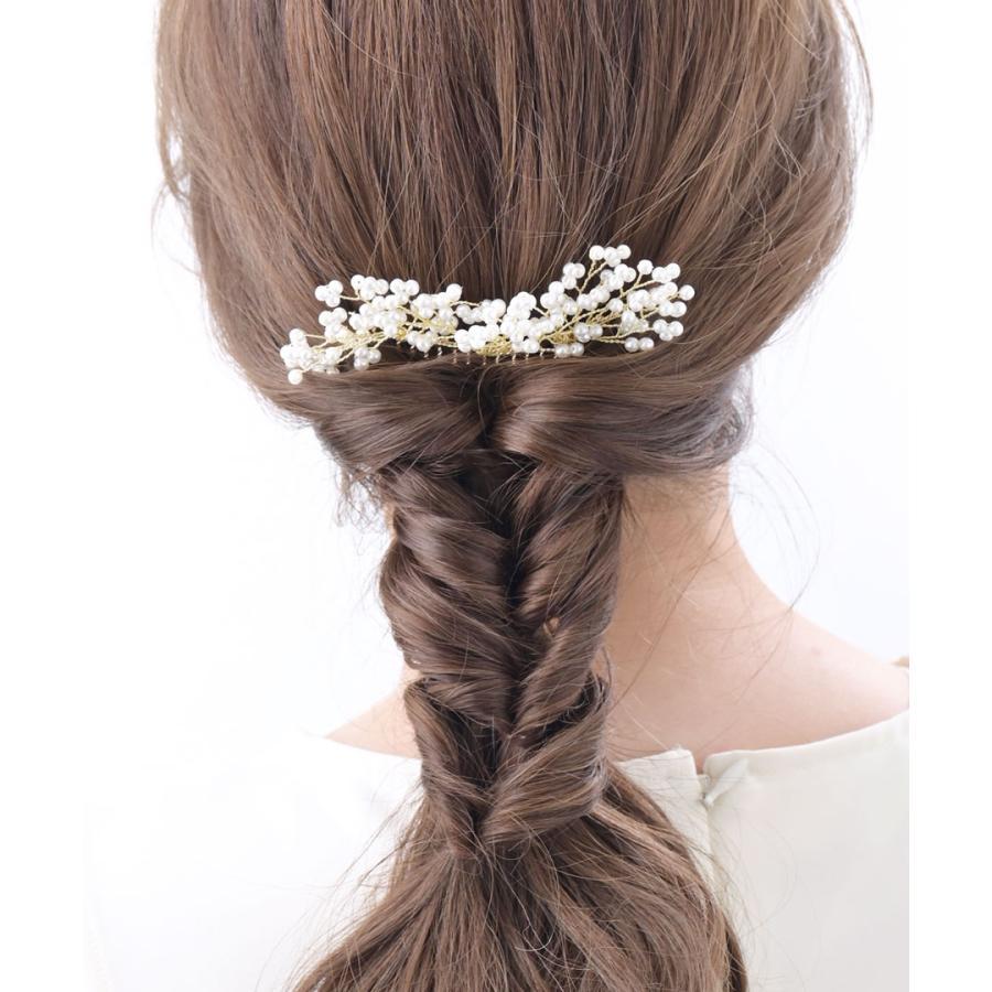 Fischgrätenzopf mit eleganten Perlen und filigranen Haarspangen