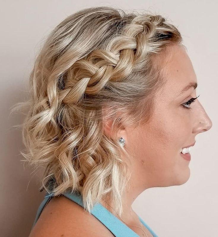 Lockige kurze Haare geflochten