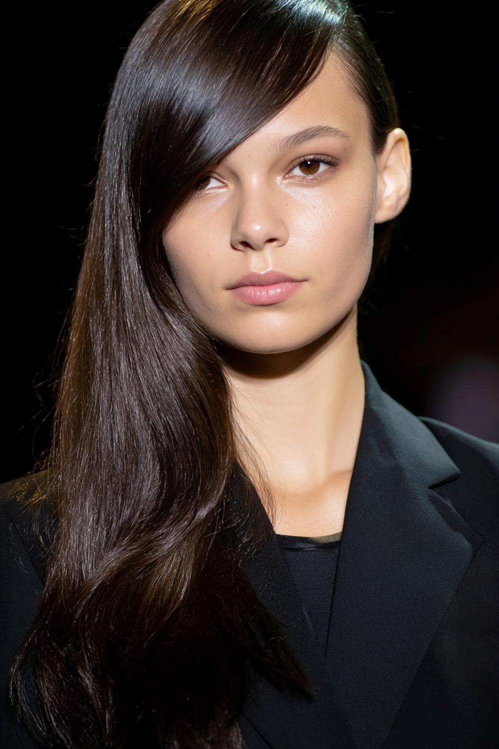 11. Frische Haar Ideen 2026: Deep Side Part mit Sleek Finish