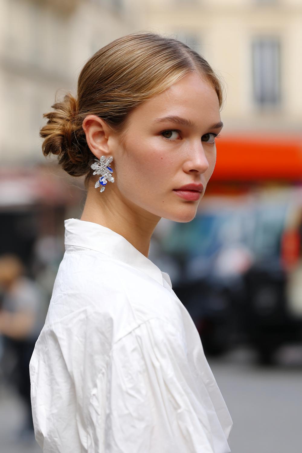 12. Frische Haar Ideen 2026: Low Bun mit glänzender Haarlinie