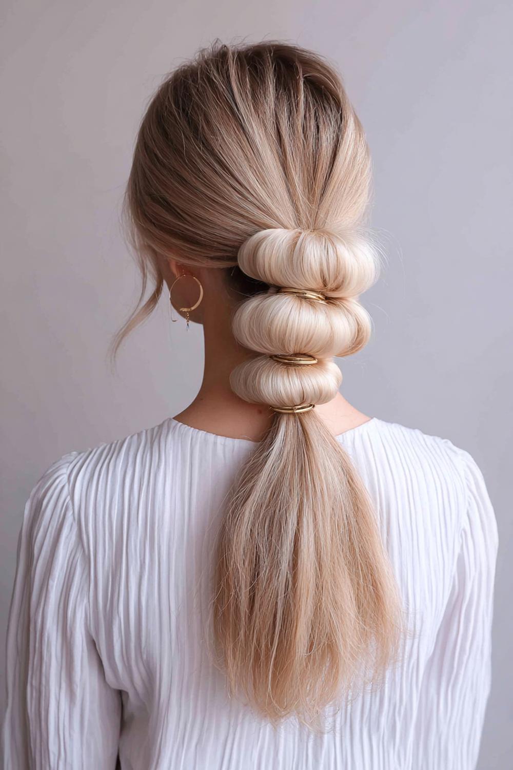 16. Frische Haar Ideen 2026: Bubble Ponytail mit minimalistischen Bändern