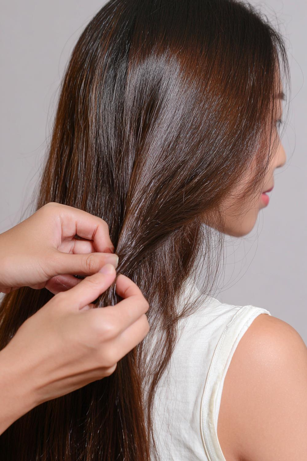 24. Frische Haar Ideen 2026: Perlmutt-Glossing für matte Spitzen