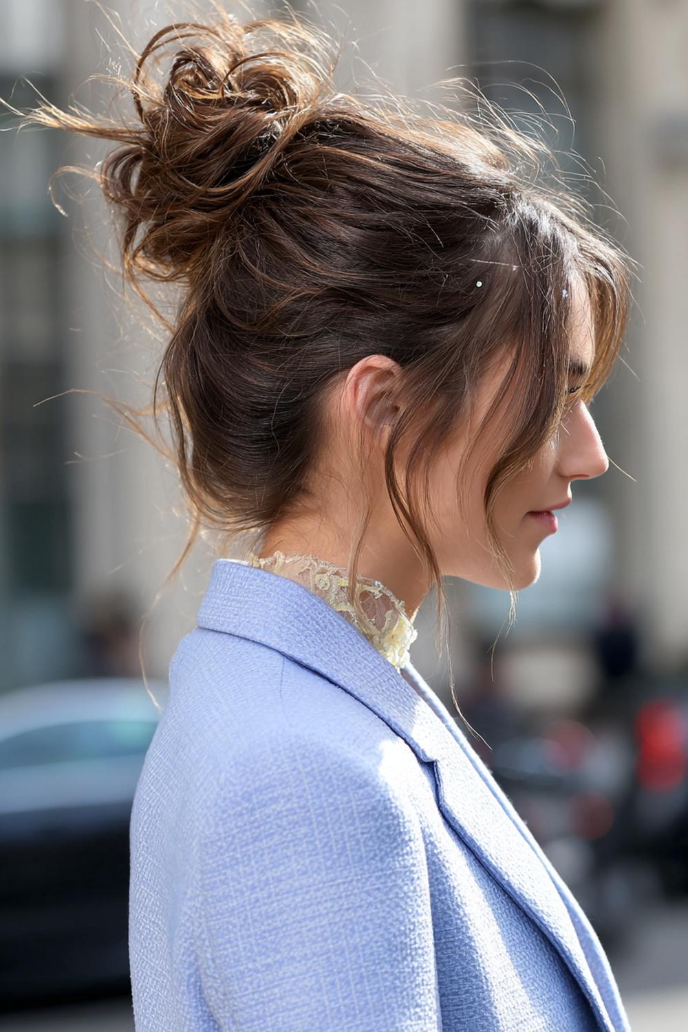 28. Frische Haar Ideen 2026: Messy Bun mit gezielten Glanzakzenten