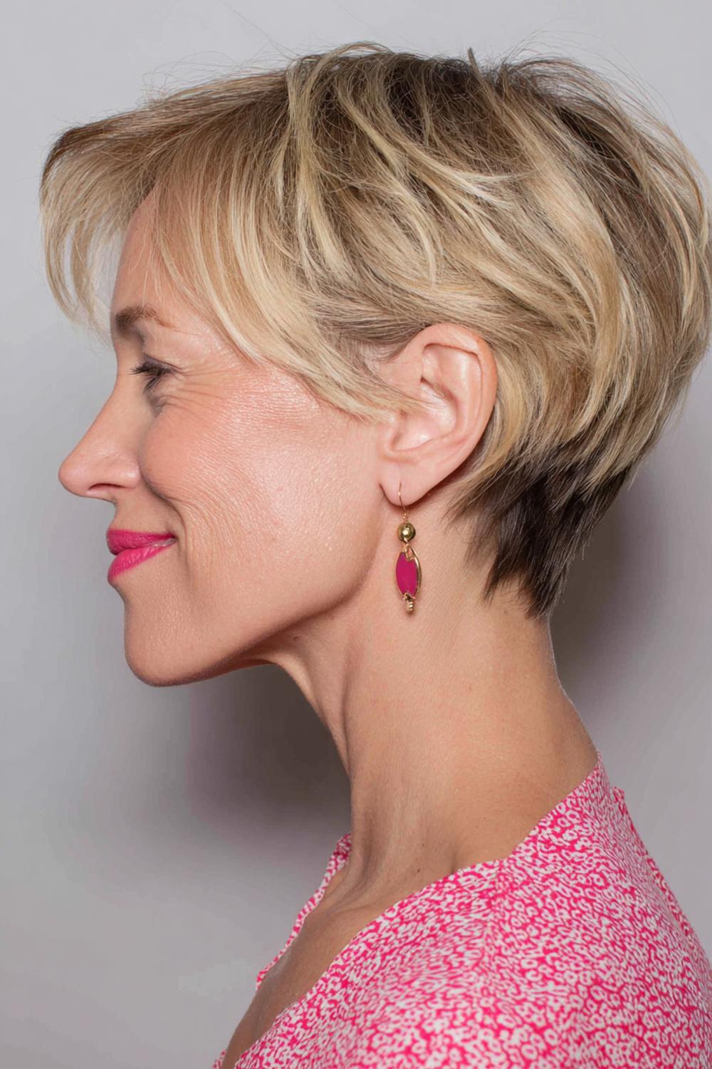 12. Frisur 2026 Frauen ab 50: Pixie-Bob mit Nackenverlauf und sanften Konturen