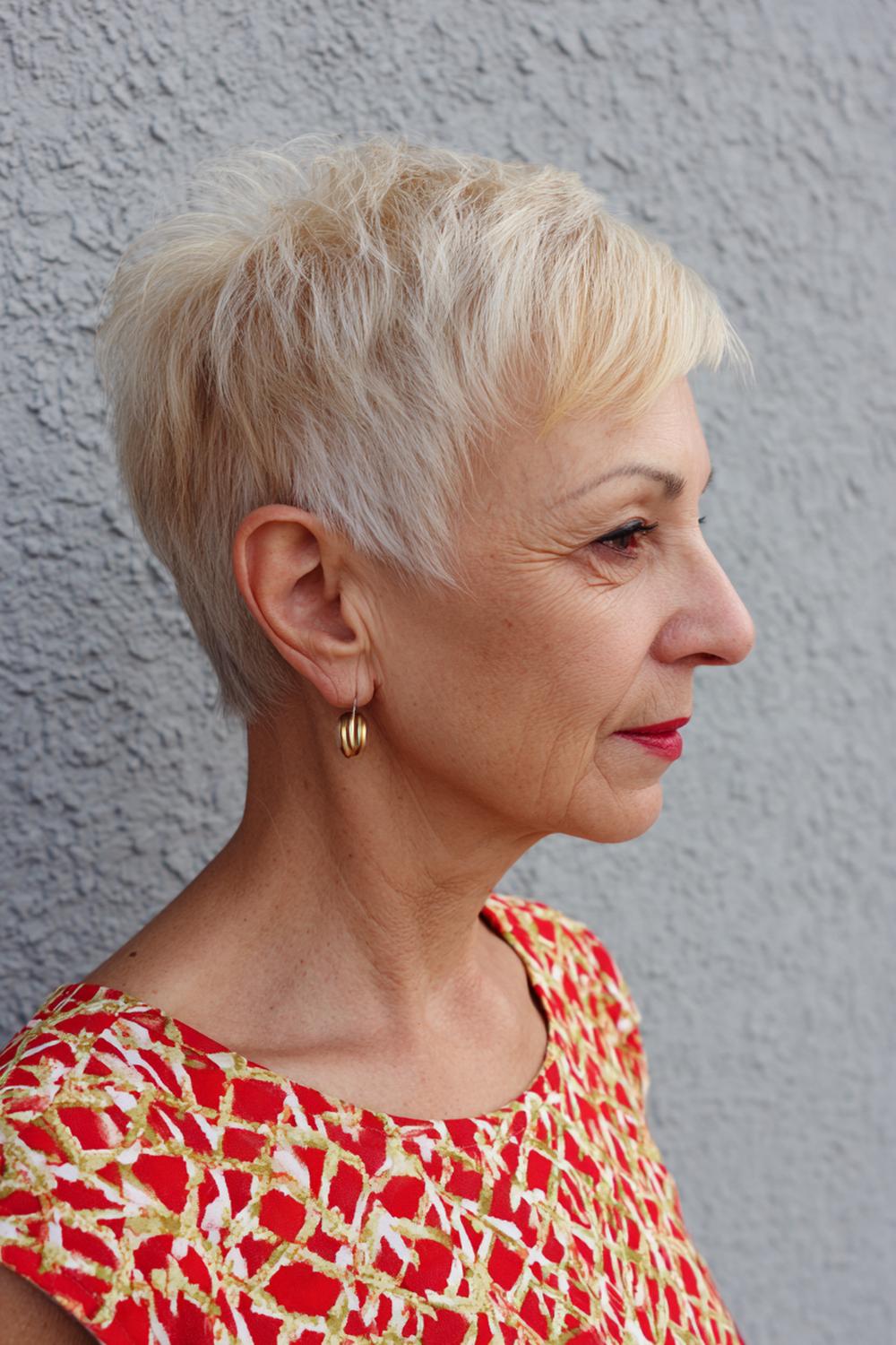 13. Frisur 2026 Frauen ab 50: Tapered Pixie mit betonten Schläfen und Texturpuder