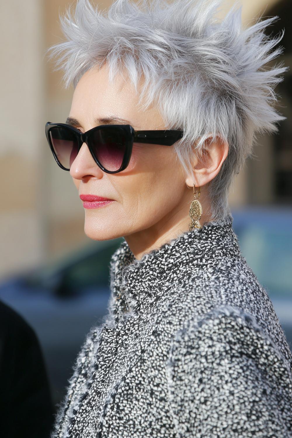 14. Frisur 2026 Frauen ab 50: Spiky Pixie mit mattem Finish und silberner Nuancierung