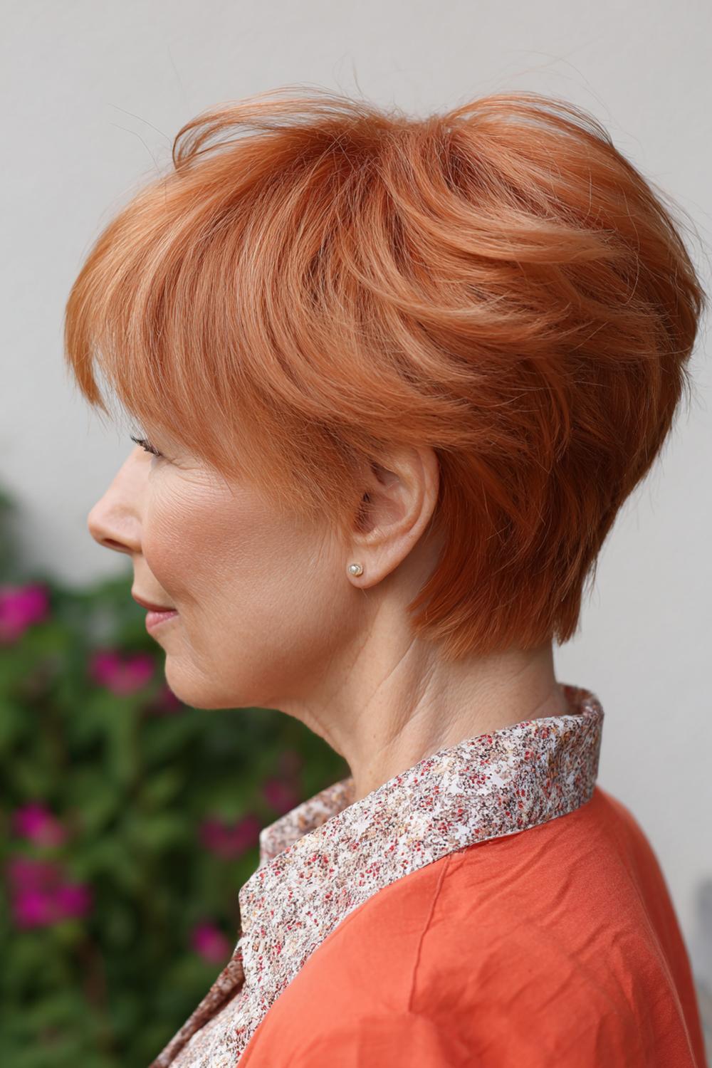 26. Frisur 2026 Frauen ab 50: Kupferne Frisur mit Apricot-Akzenten und weichem Pony