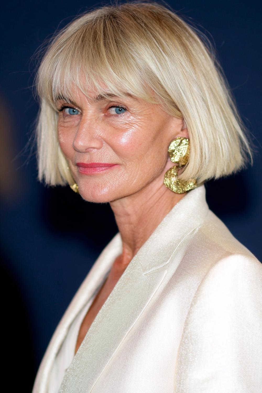 6. Frisur 2026 Frauen ab 50: Blunt Bob mit Mittelscheitel und spiegelndem Glanz