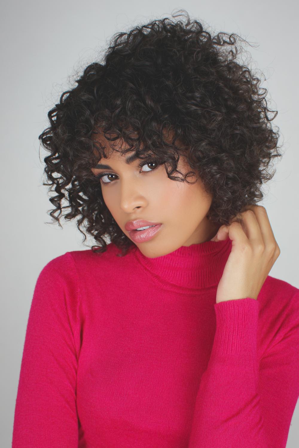 10. Frisur: Natürlicher Locken-Bob mit definierten Ringeln und Anti-Frizz-Finish