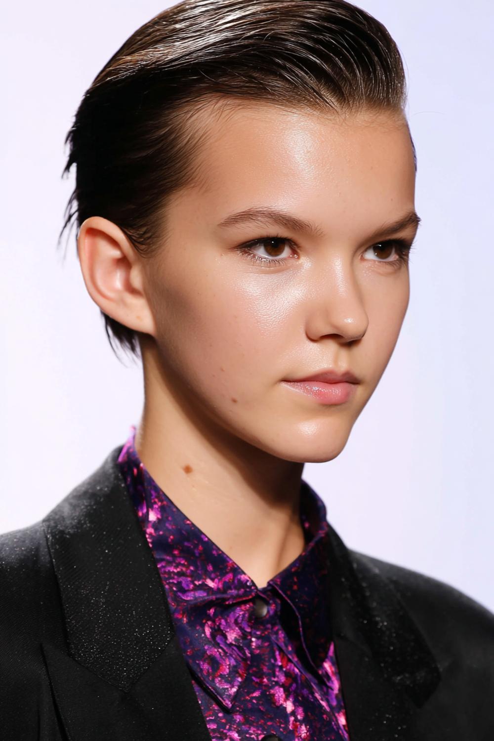 17. Kurzfrisuren 2026 Frauen kurz: Sleek Pixie mit Wet-Look und zurückgekämter Front