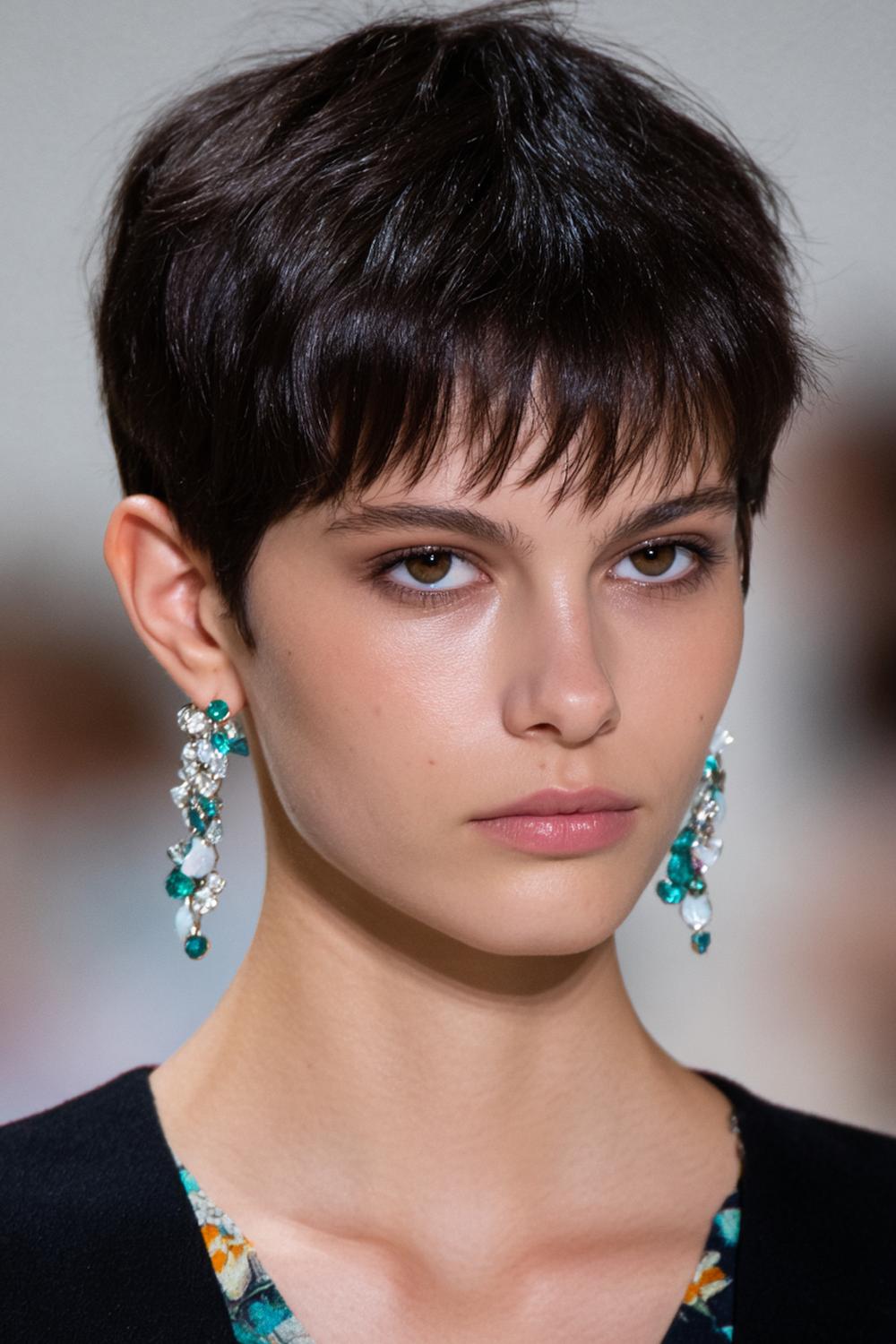 23. Kurzfrisuren 2026 Frauen kurz: Pixie mit freigelegten Ohren und Statement-Ohrringen