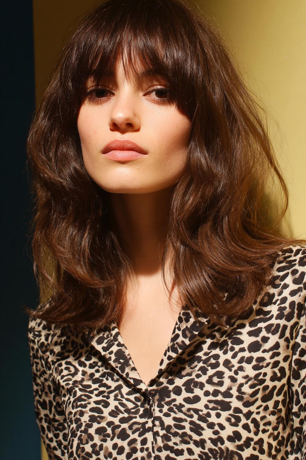 14. Frisuren 2026 Frauen: Wispy Bangs mit luftiger Dichte und glänzenden Längen