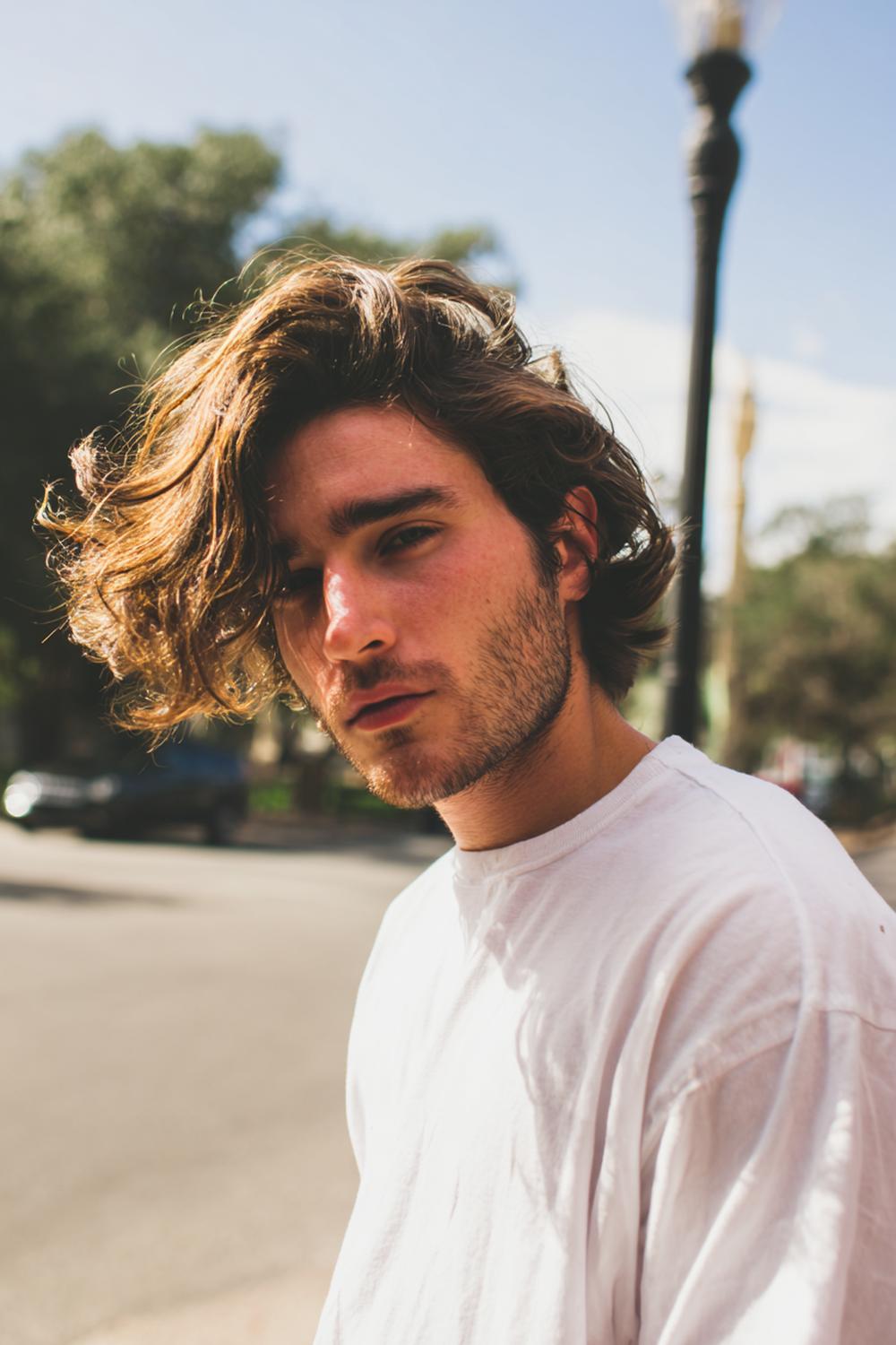 17. Frisuren 2026 Männer: Bro Flow mit natürlicher Welle