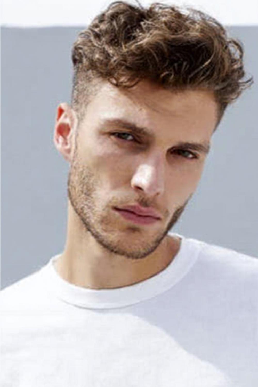 20. Frisuren 2026 Männer: Faded Buzz mit aufgehellter Krone