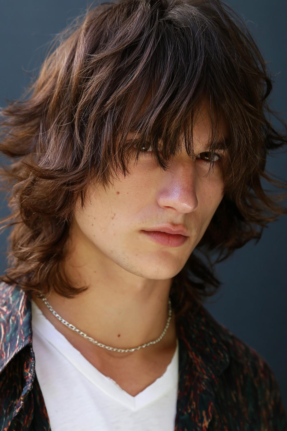 6. Frisuren 2026 Männer: Shaggy Layers mit Curtain Fringe