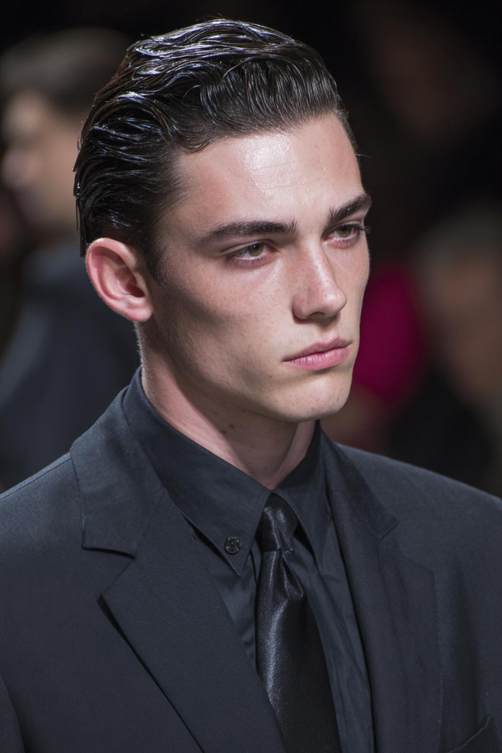 7. Frisuren 2026 Männer: Slicked-Back Bob in maskuliner Linie