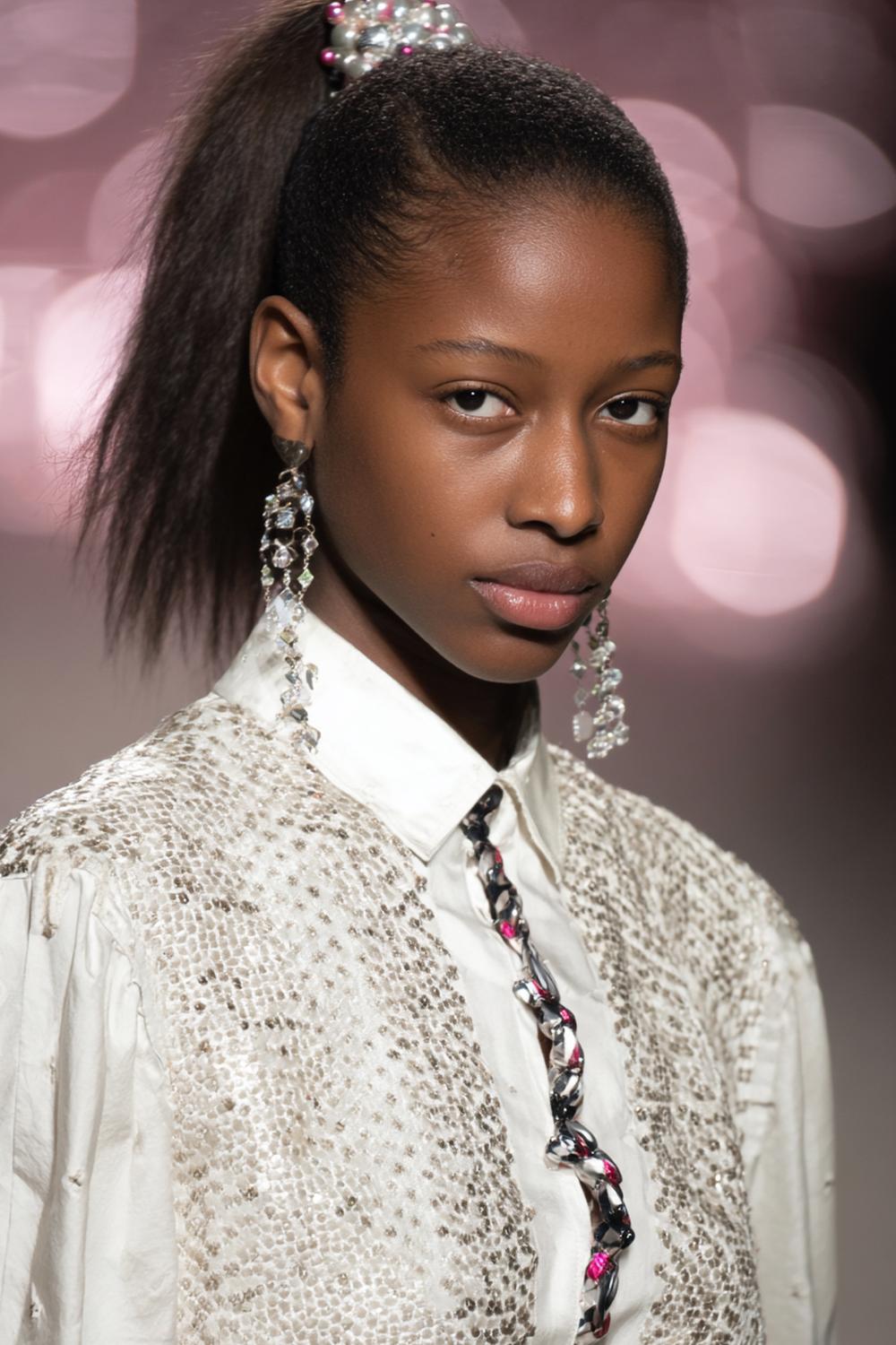 11. Frisuren 2026: Bubble Ponytail mit elastischen Akzenten