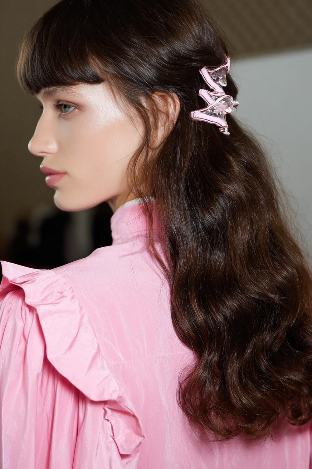 12. Frisuren 2026: Claw-Clip Twist mit sichtbarer Klammer