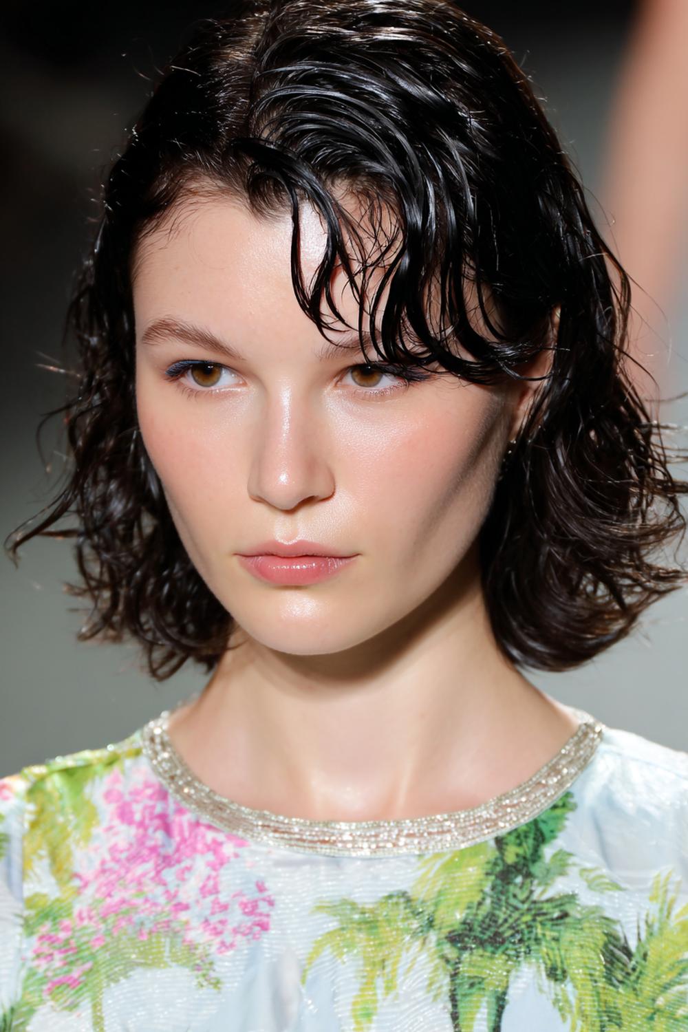 13. Frisuren 2026: Wet Look Waves mit seitlichem Scheitel