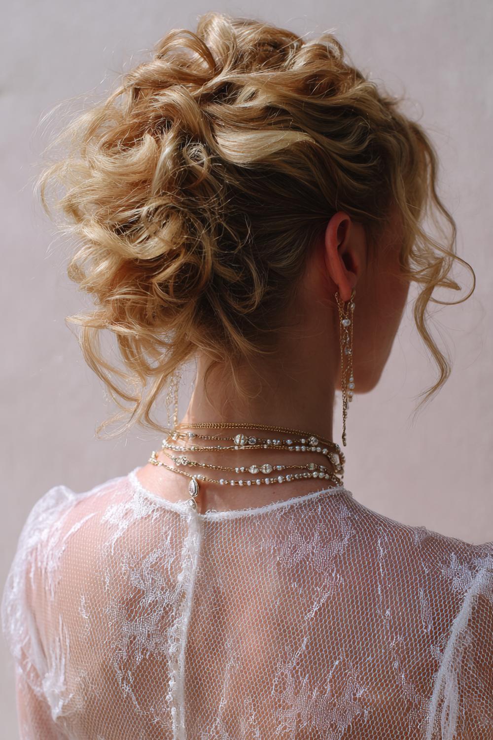 22. Frisuren 2026: Undone Updo mit zarten Nackensträhnen