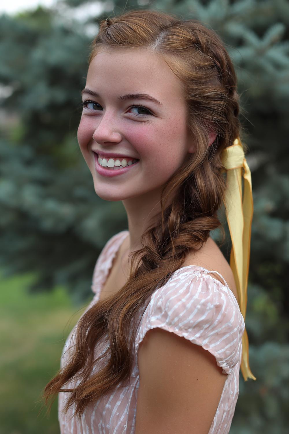 25. Frisuren 2026: Side Braid mit Schleifenband und Wellenlängen