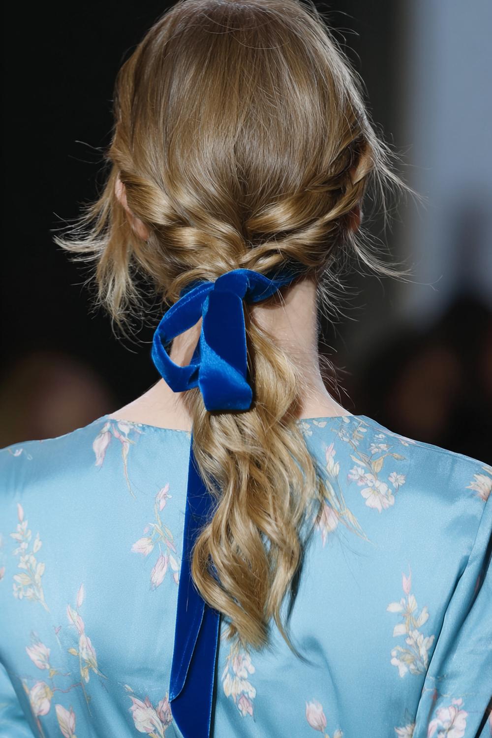 27. Frisuren 2026: Low Twisted Ponytail mit Samtband