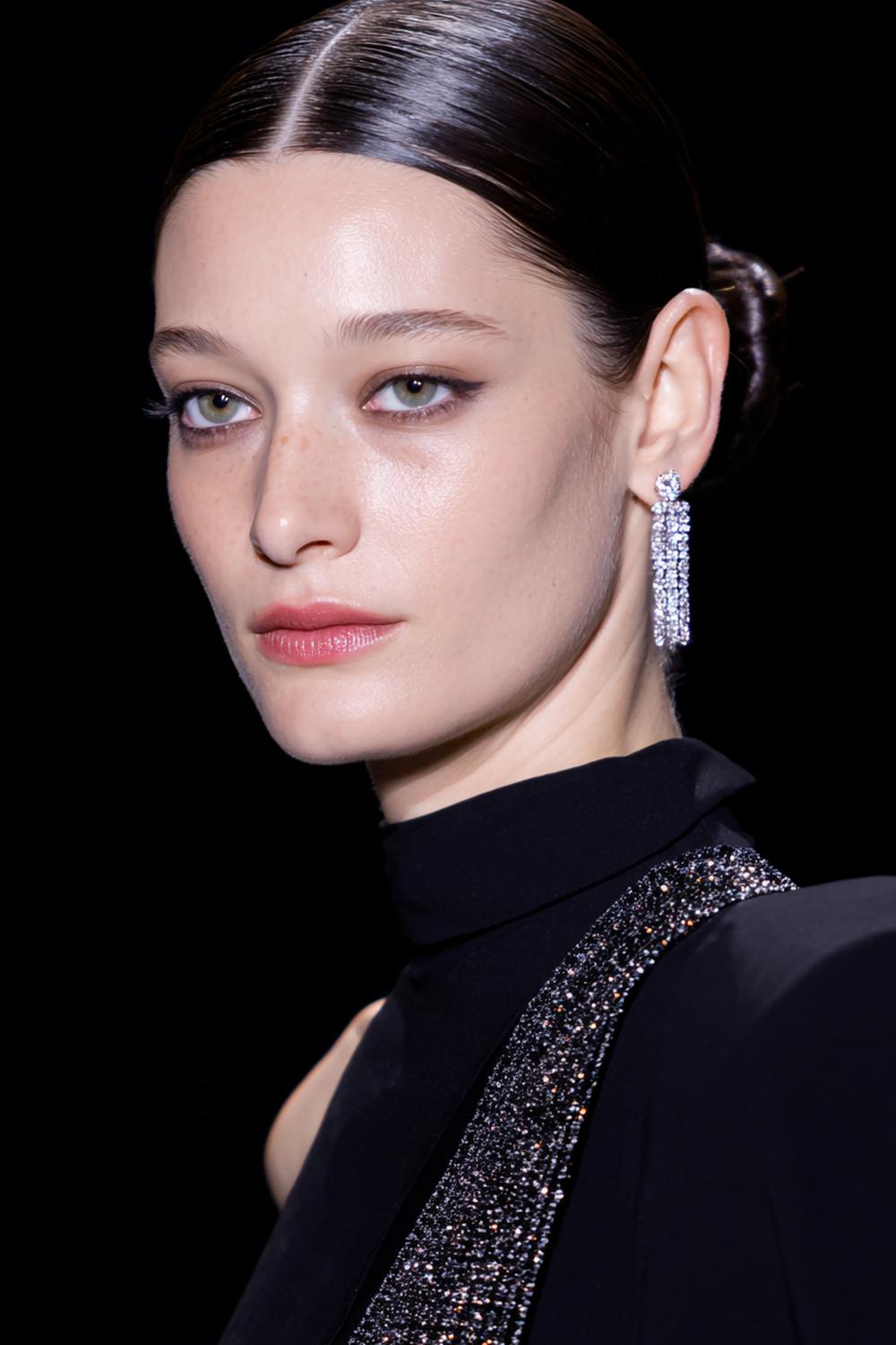 7. Frisuren 2026: Sleek Low Bun mit Mittelscheitel und Glanzgel