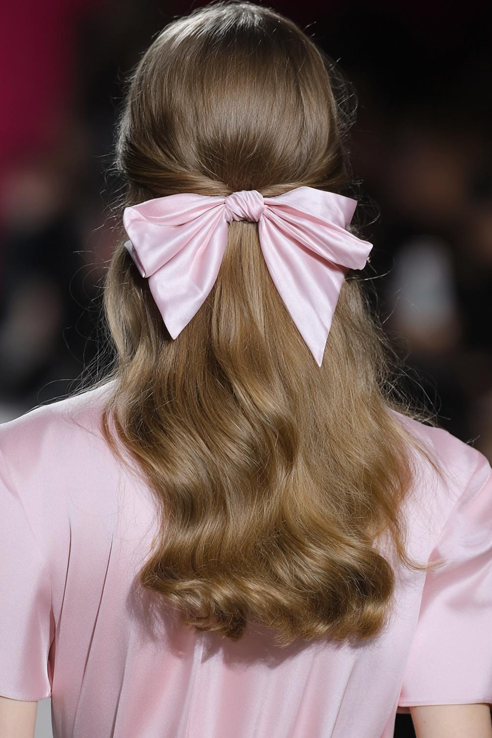 9. Frisuren 2026: Half-Up Twist mit Satin-Schleife