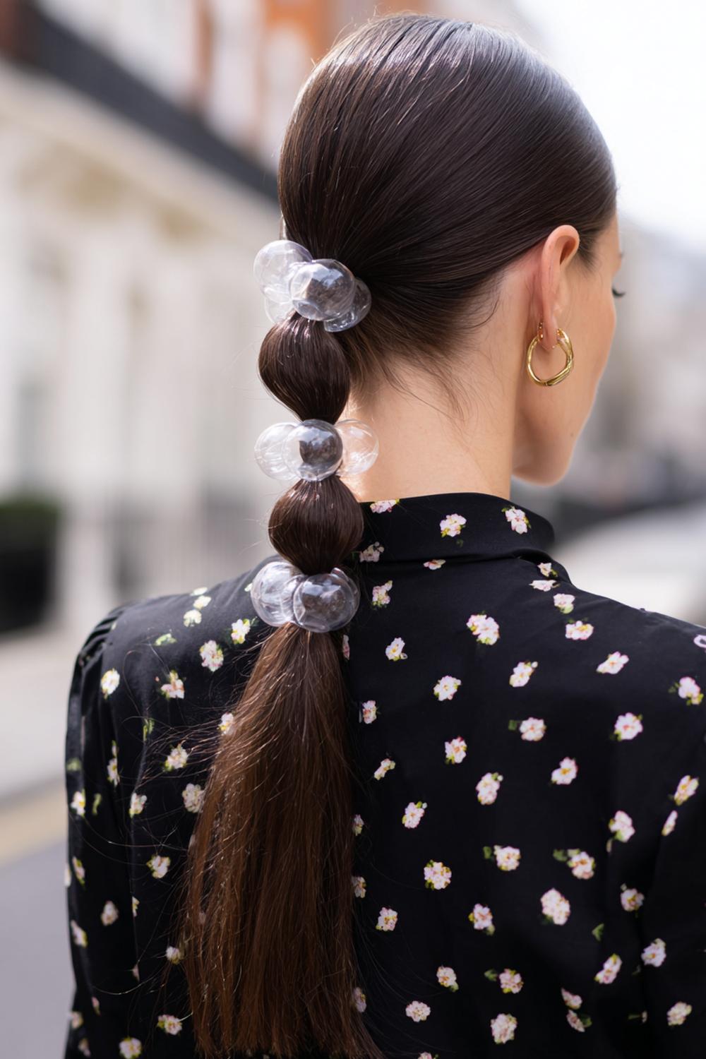14. Frühlings Haarideen 2026: Bubble Braid Ponytail mit transparenten Elastics und Sleek-Ansatz
