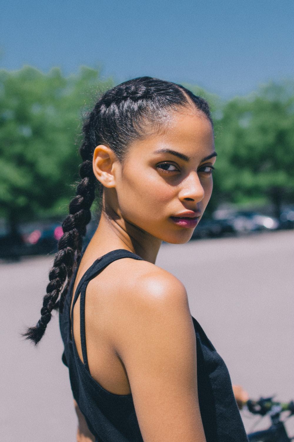 15. Frühlings Haarideen 2026: Doppelter Dutch Braid mit sauberem Mittelscheitel und sportlicher Eleganz