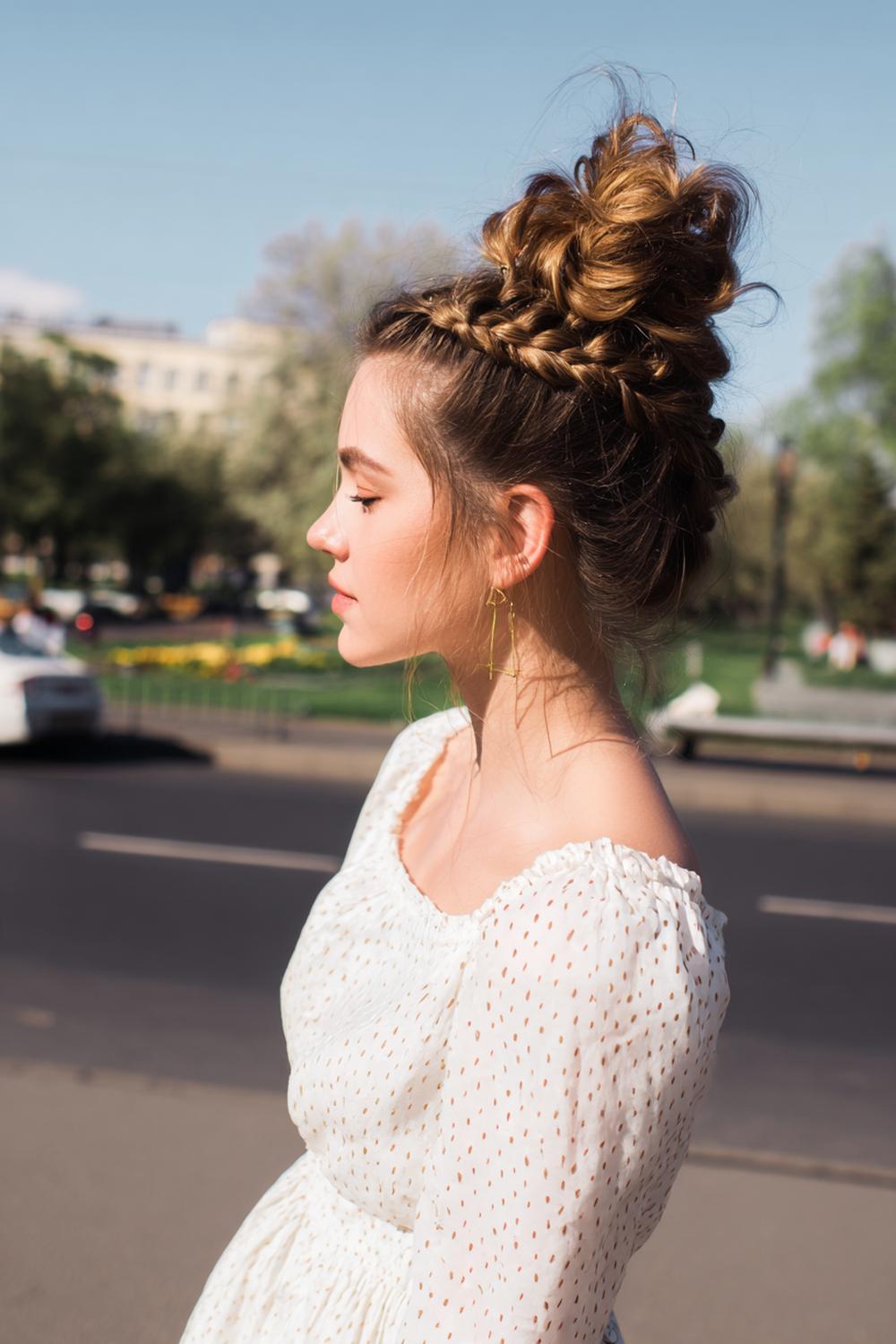 16. Frühlings Haarideen 2026: Geflochtener Crown-Bun mit lockerem Volumen und goldenen Pins