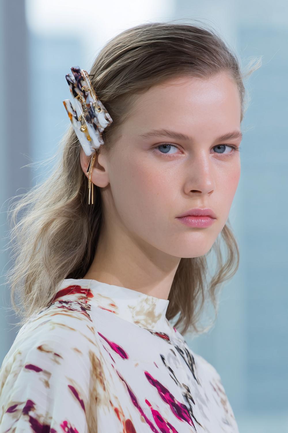 17. Frühlings Haarideen 2026: Claw-Clip Twist mit marmoriertem Clip und sichtbarer Haarstruktur