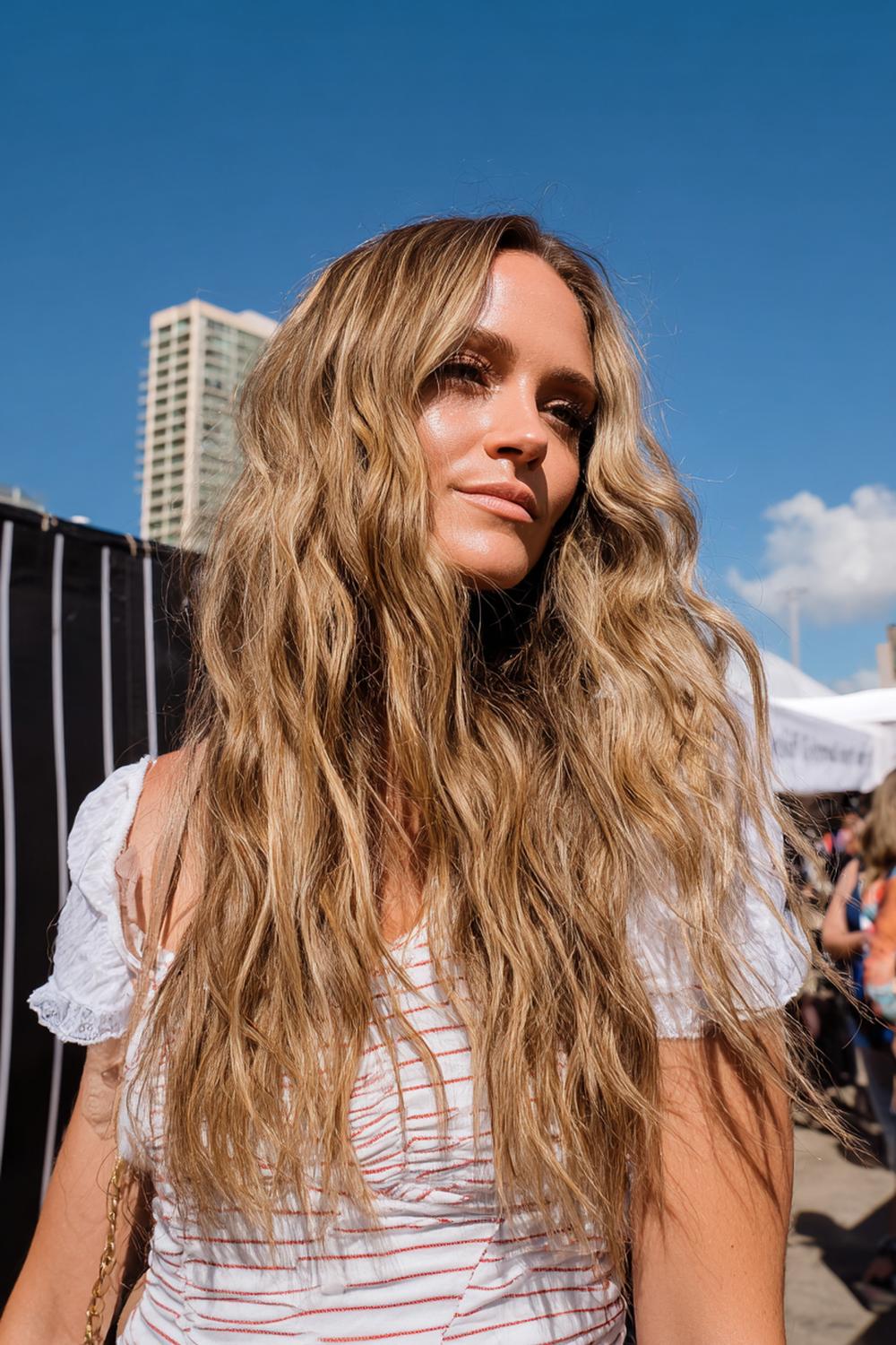 19. Frühlings Haarideen 2026: Beachy Waves mit Salzspray-Textur und sonnengeküssten Spitzen