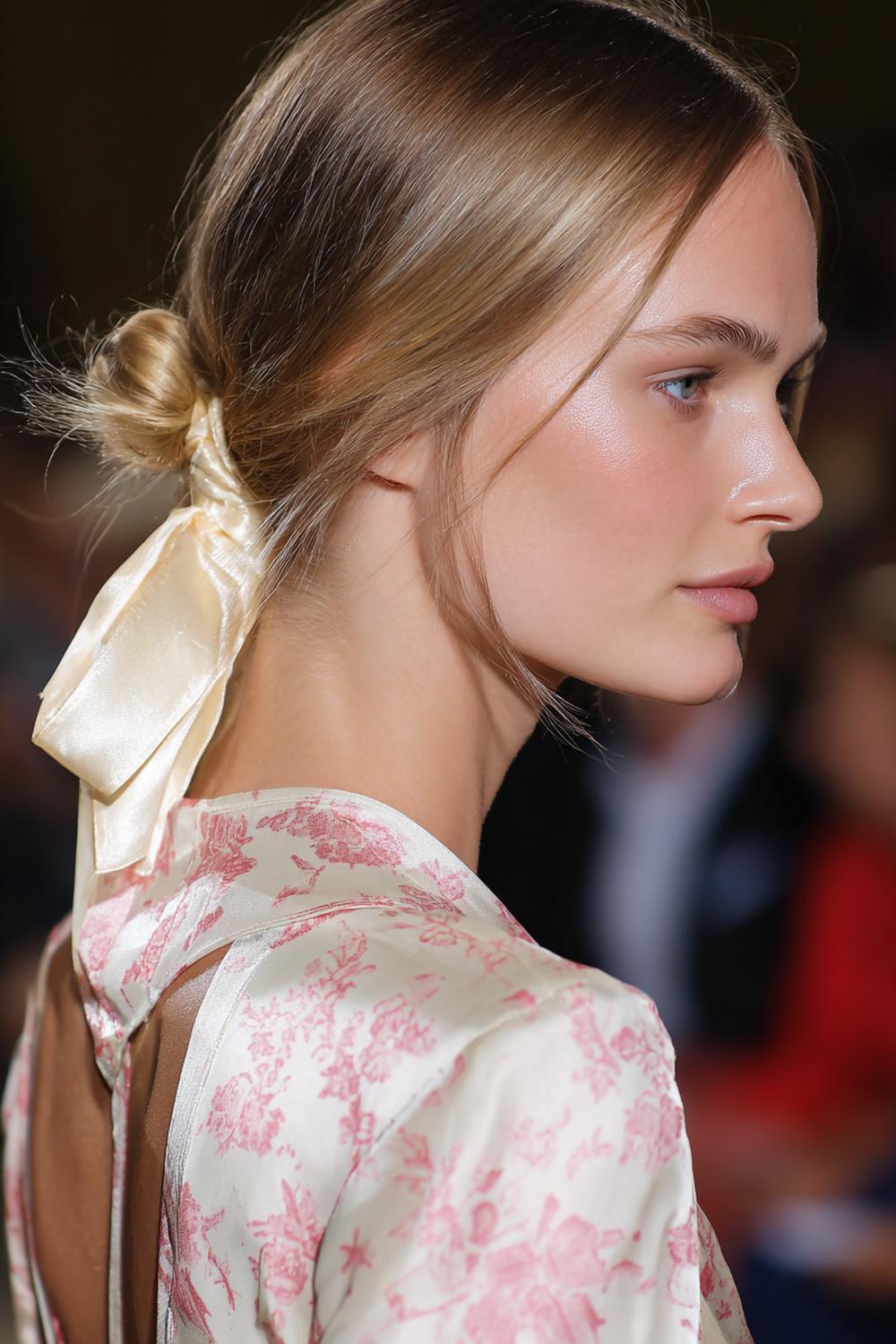 2. Frühlings Haarideen 2026: Luftiger Low Bun mit Face-Framing-Strähnen und Satinband