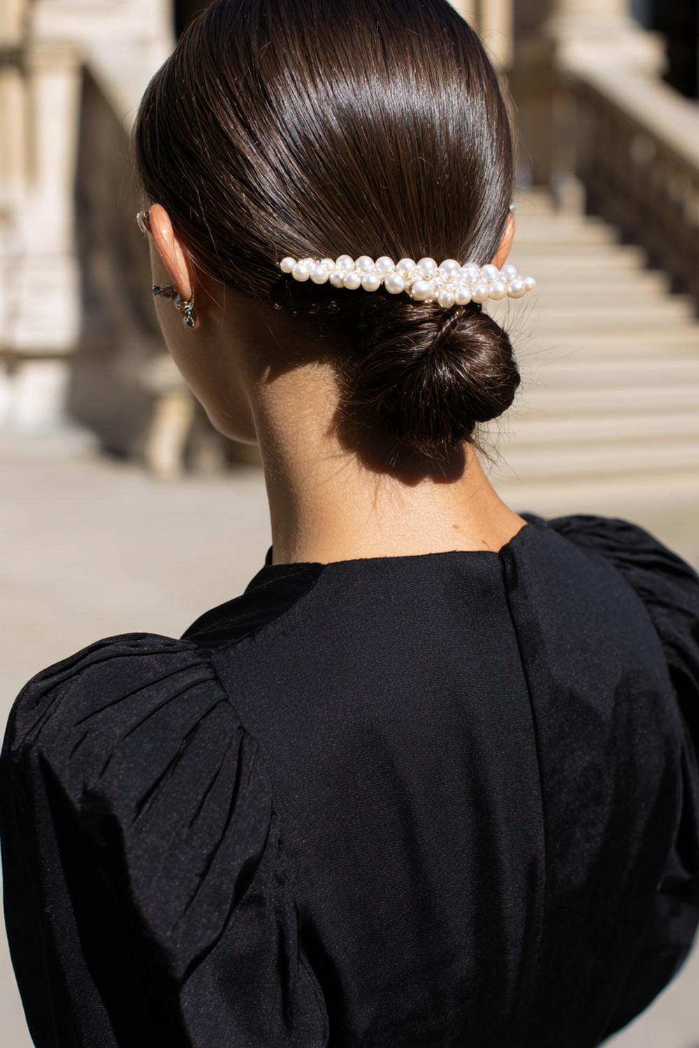 2. Frühlings Haarideen 2026: Sleek Low Bun mit Mittelscheitel und Perlmutt-Haarclip