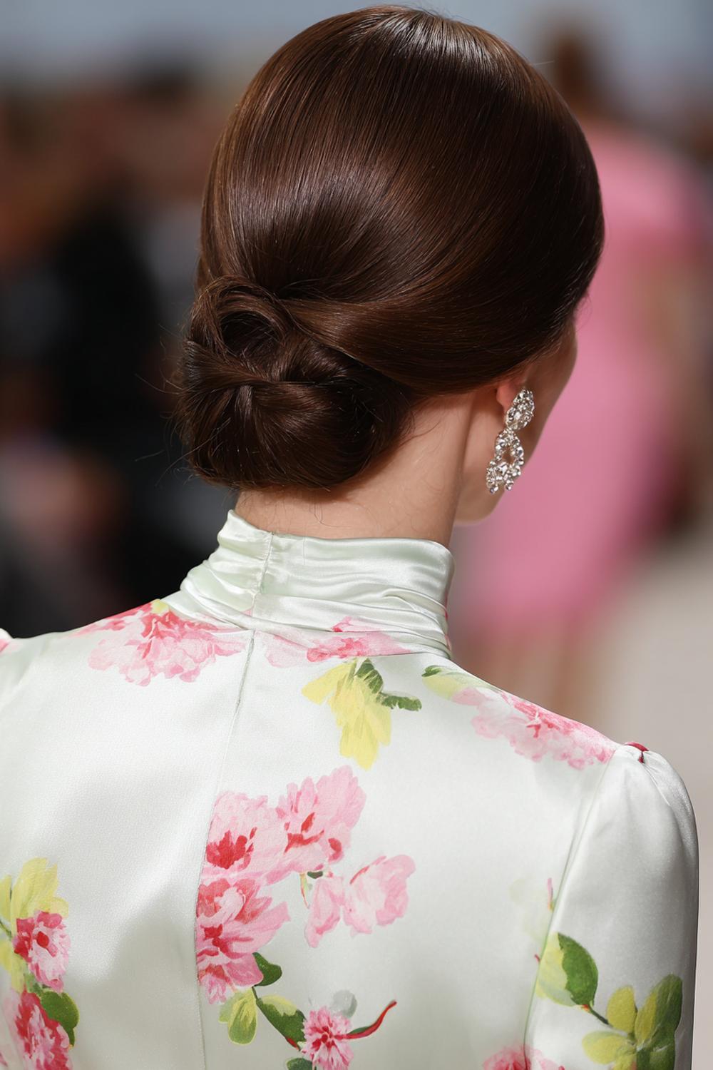 20. Frühlings Haarideen 2026: Polierter Chignon im Nacken mit Seitenscheitel und Seidenfinish