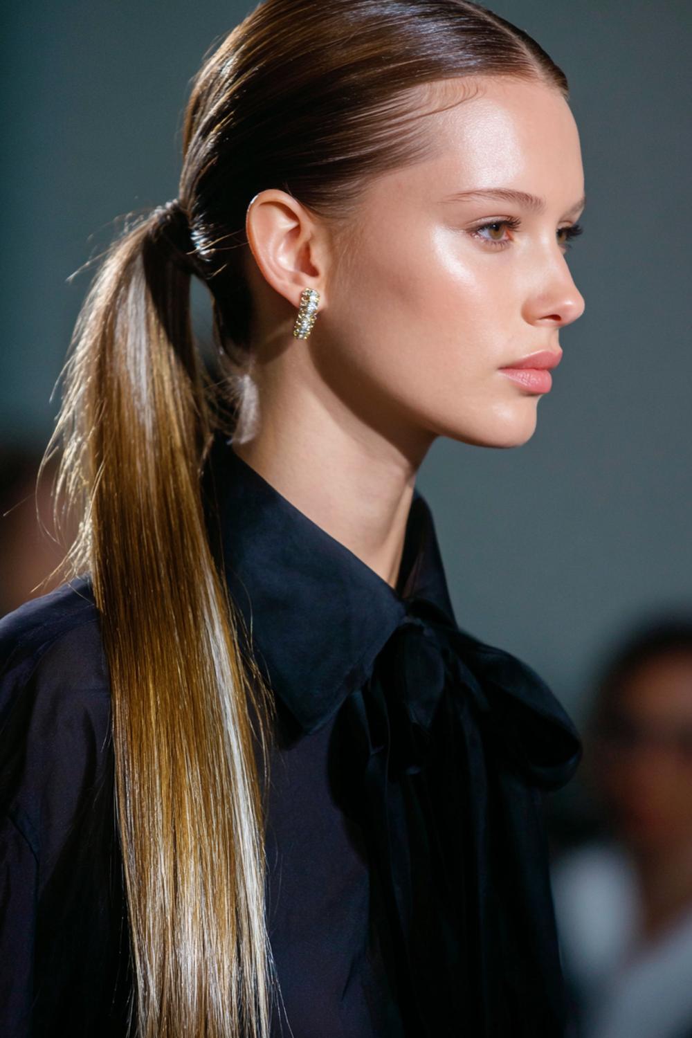 3. Frühlings Haarideen 2026: Sleek Ponytail mit tiefem Ansatz und spiegelndem Finish