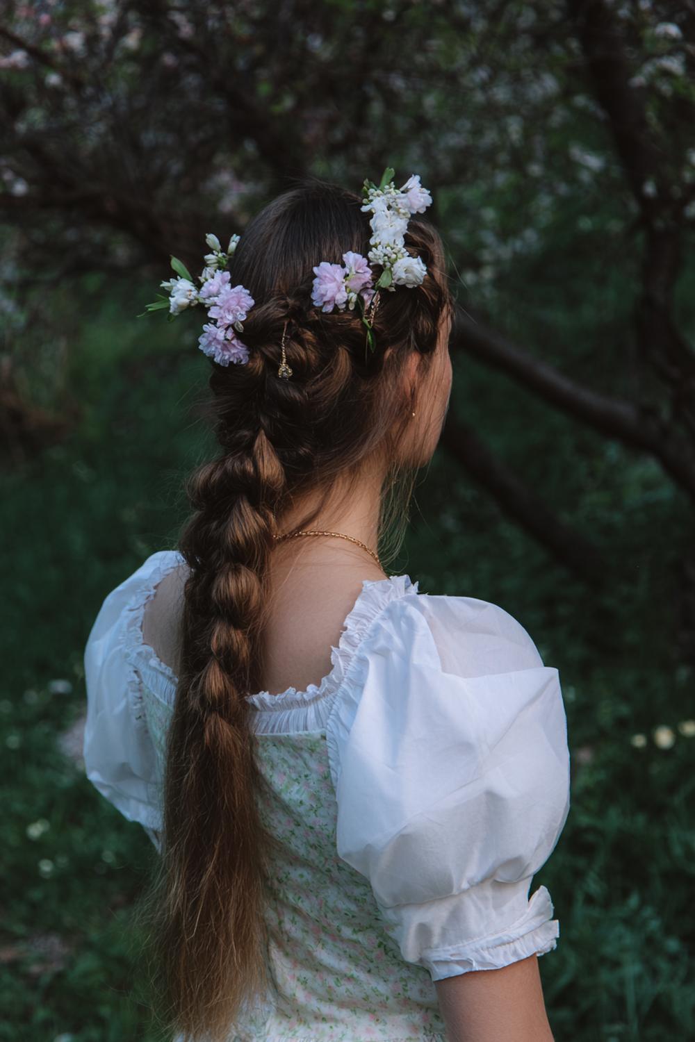 6. Frühlings Haarideen 2026: Geflochtener Kronen-Look mit Babyhaaren und Blüten-Accessoires