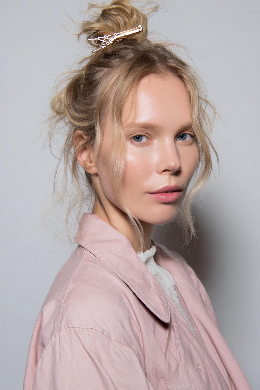 7. Frühlings Haarideen 2026: Messy Bun mit texturiertem Ansatz und Mini-Krallenclip