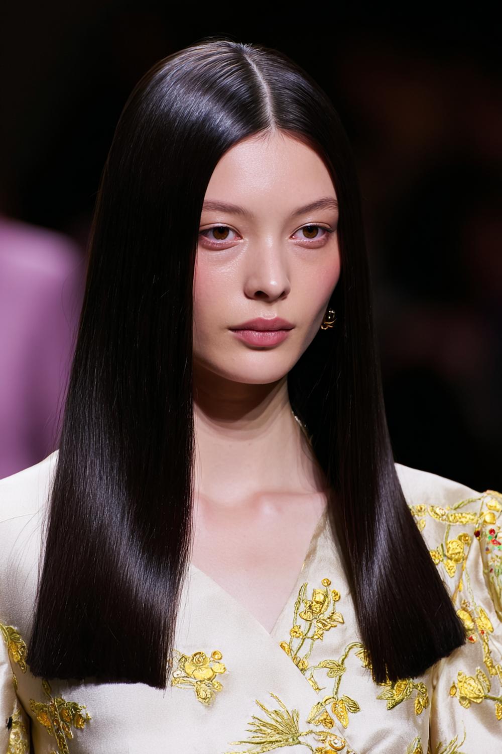 8. Frühlings Haarideen 2026: Glatte Glass-Hair-Längen mit Mittelscheitel und Ton-in-Ton-Glossing