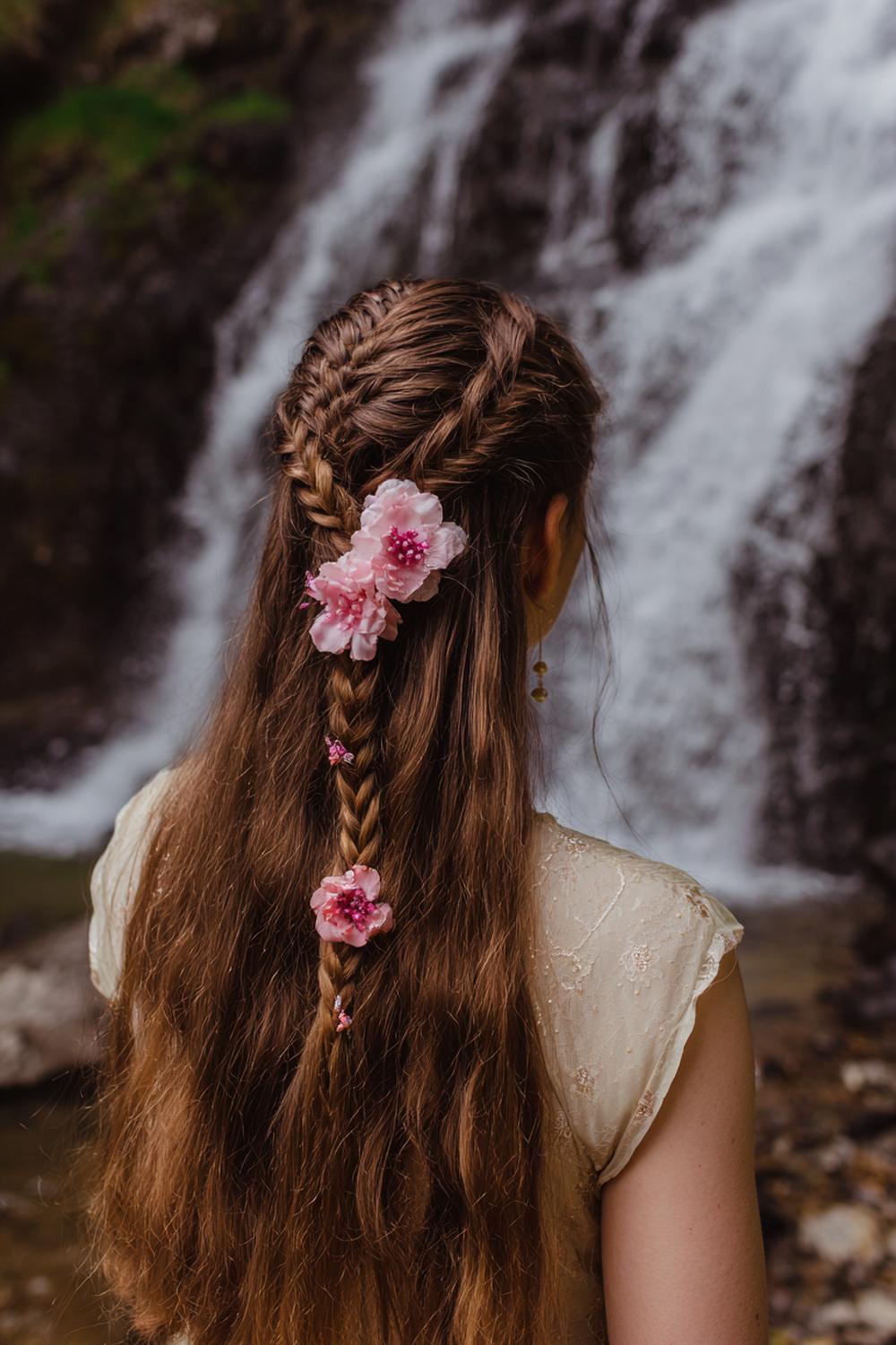 8. Frühlings Haarideen 2026: Wasserfallzopf mit Glanzspray und Blumen-Haarnadeln