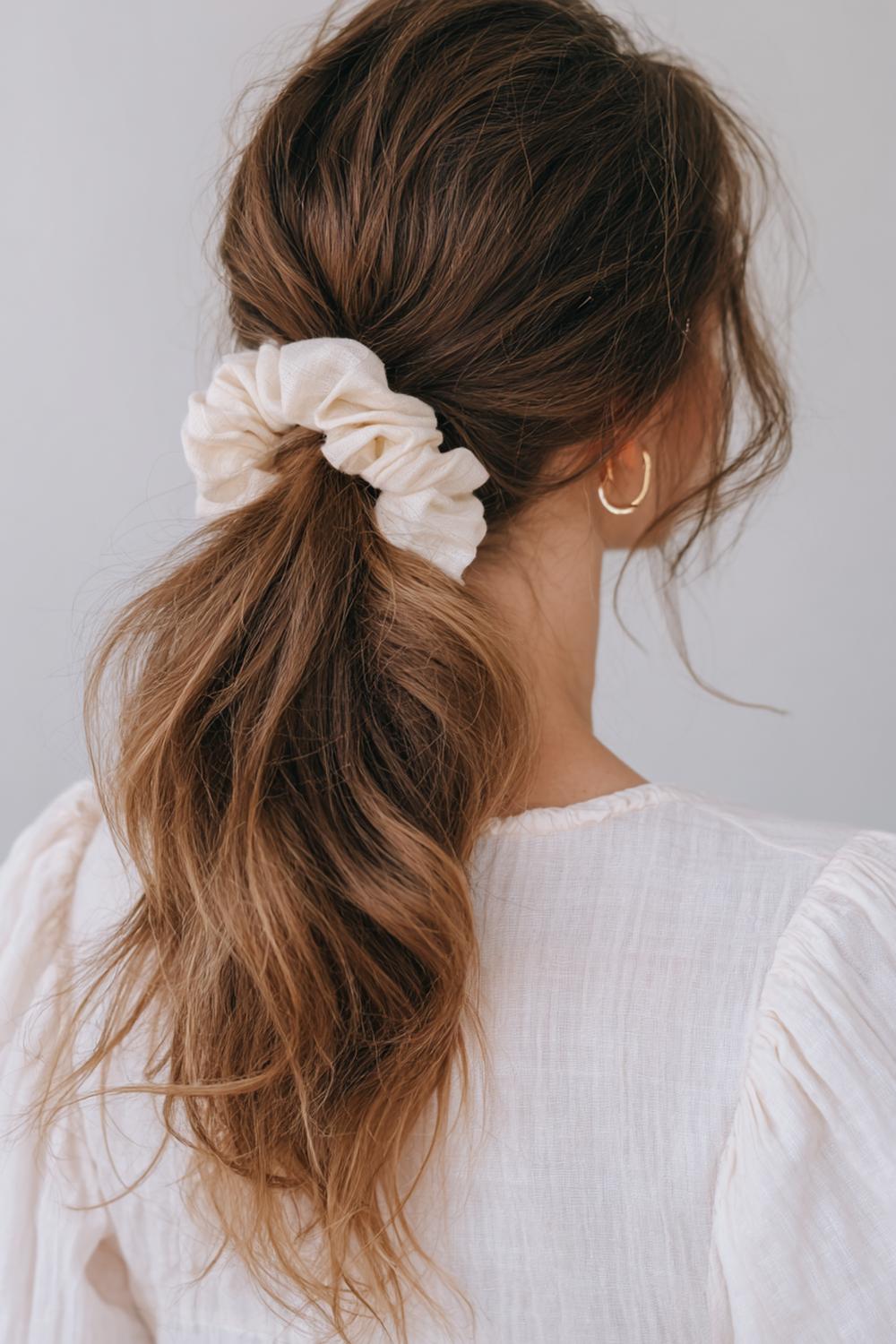 9. Frühlings Haarideen 2026: Lockerer Low Ponytail mit Leinen-Scrunchie und Nackensträhnen