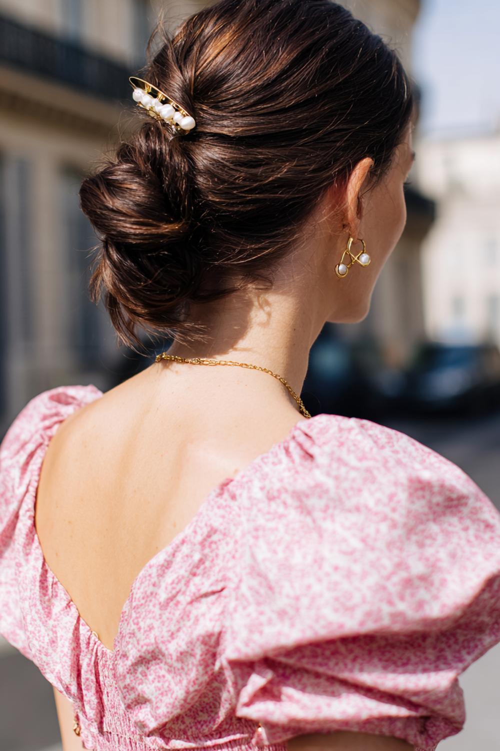 10. Frühlingsfrisuren 2026: Claw-Clip Chignon mit lockeren Frontsträhnen