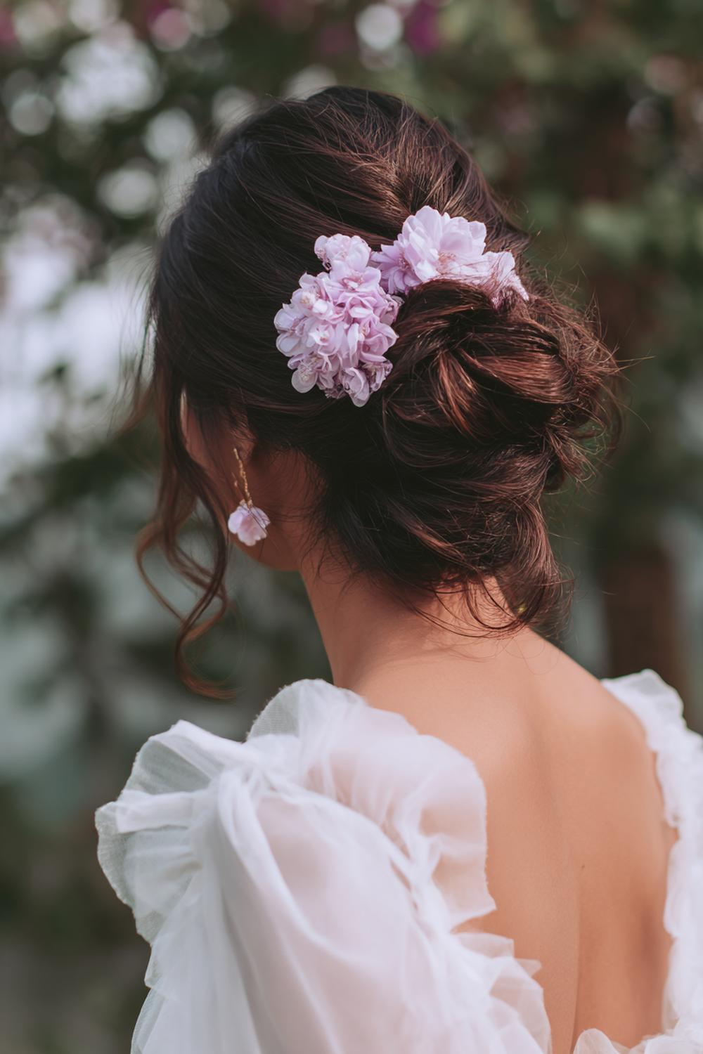 13. Frühlingsfrisuren 2026: Romantischer Messy Bun mit Blüten-Accessoire und Textur