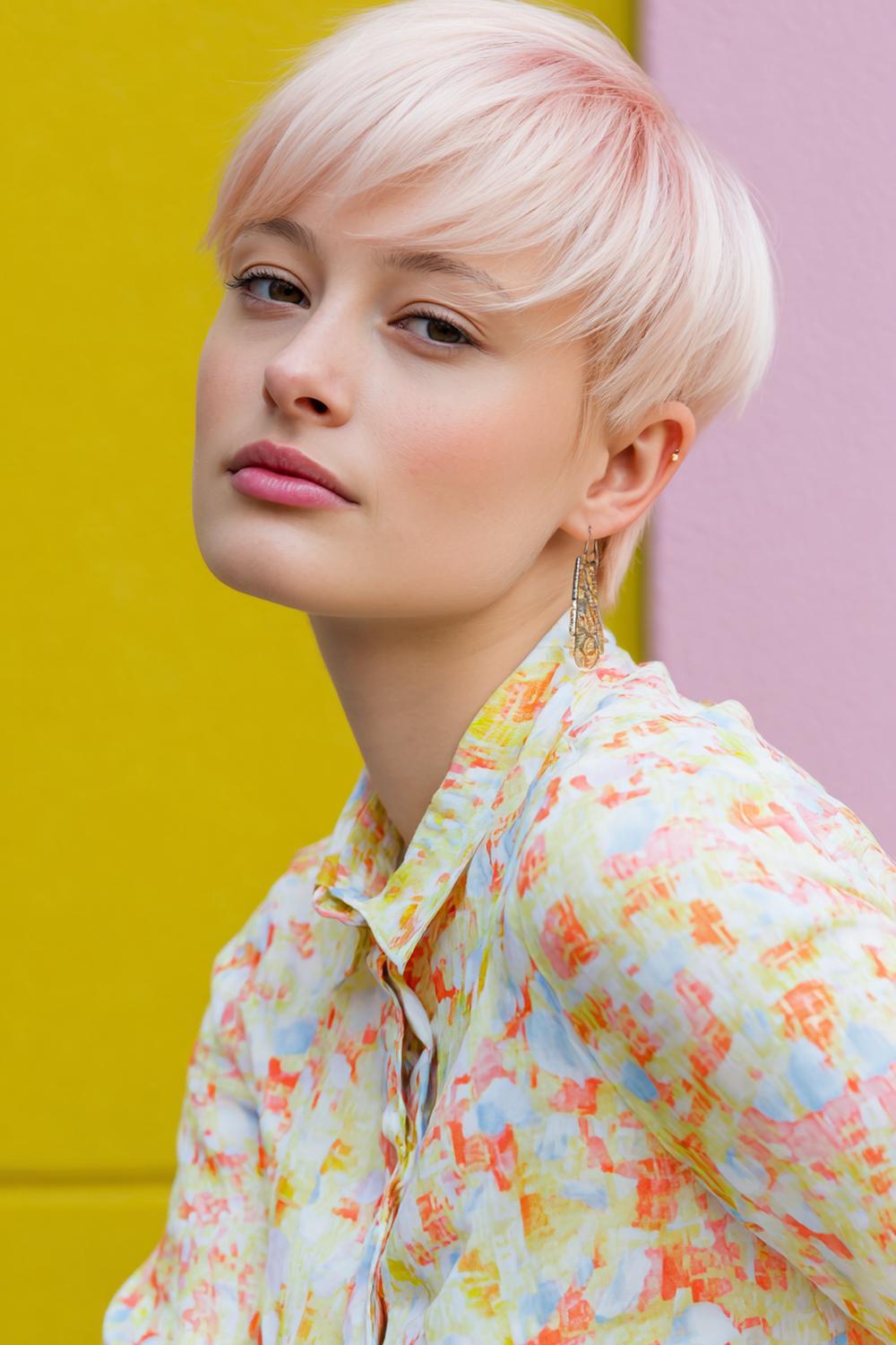 9. Frühlingsfrisuren 2026: Pixie Cut mit längerer Tolle und pastelligem Gloss-Ton